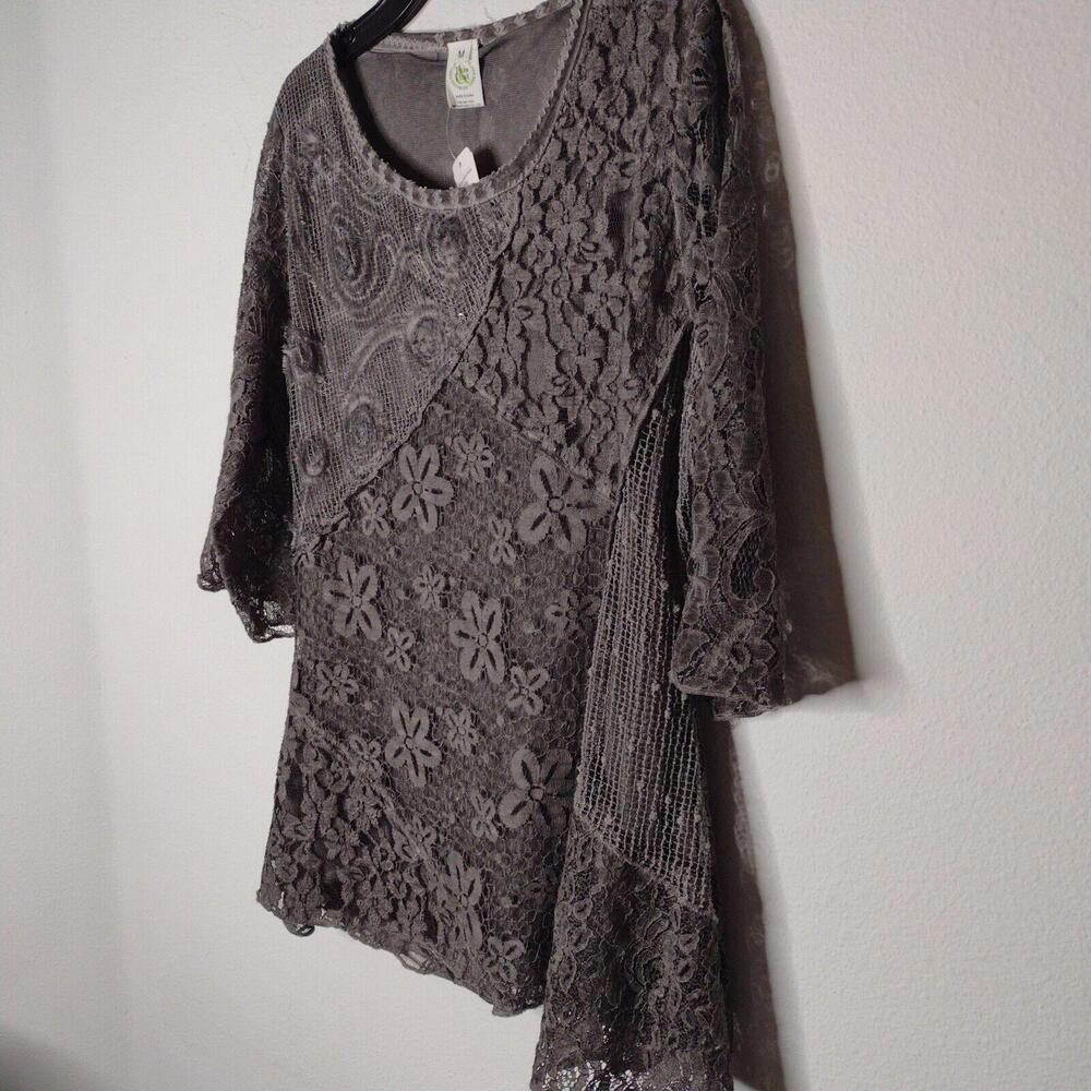 NWT This & That Women's Mixed Media Gray Blouse Size Medium - Picture 2 of 6